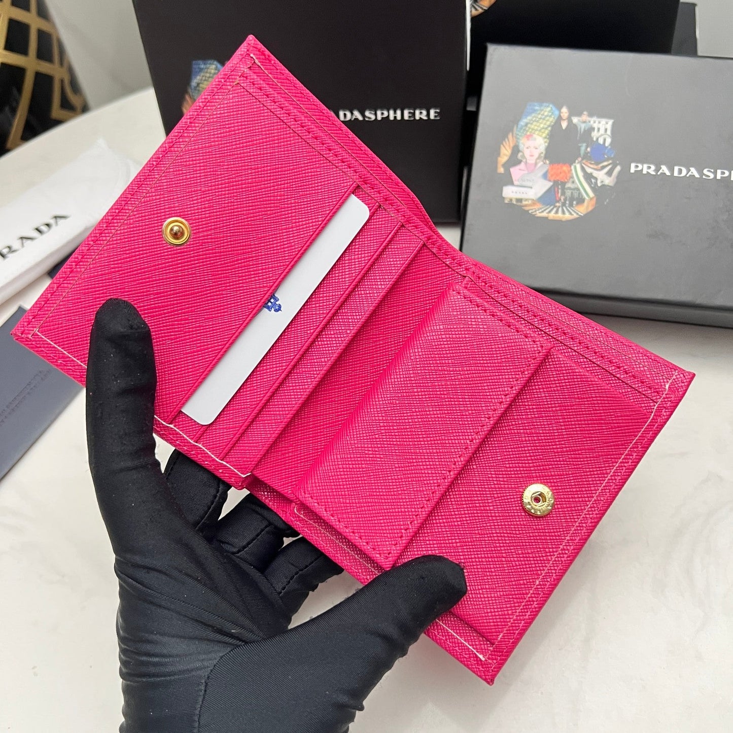 【プラダ】新作短財布 サフィアーノレザーの質感が魅力 5色