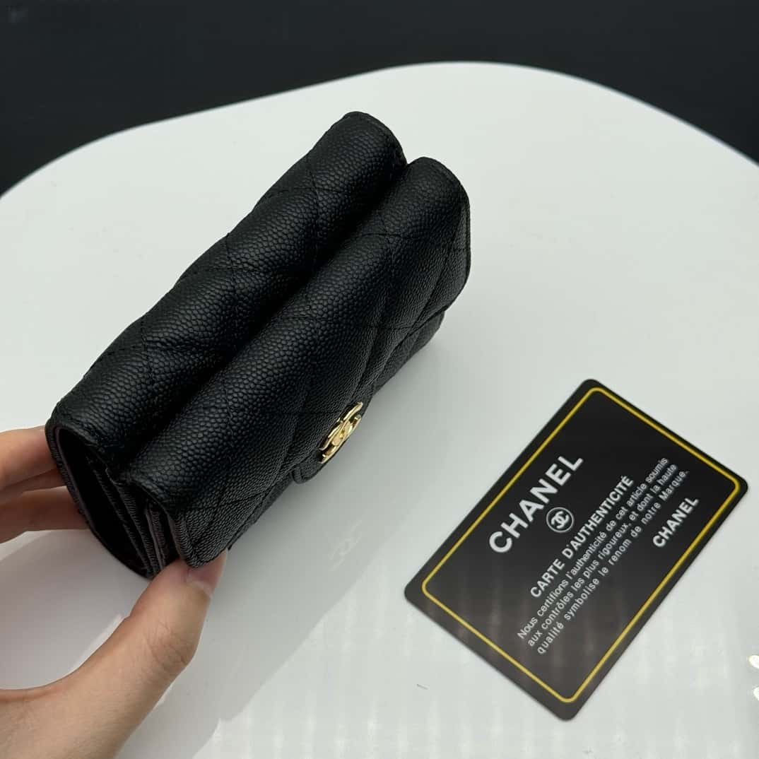 【シャネル】定番CFライン キャビアスキン三つ折財布 高級感漂う春夏新作