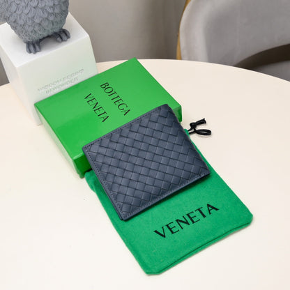 【ボッテガヴェネタ】春夏にぴったりの実用的で絶妙な短財布3色