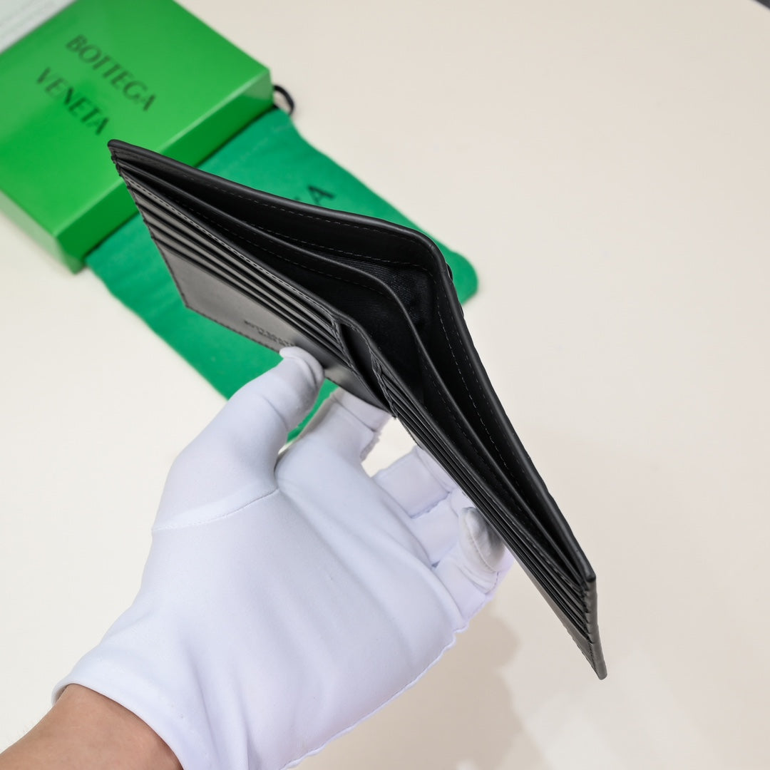【ボッテガヴェネタ】春夏にぴったりの実用的で絶妙な短財布3色