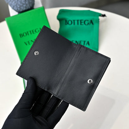 【ボッテガヴェネタ】春夏にぴったりの実用的で絶妙な小さな財布