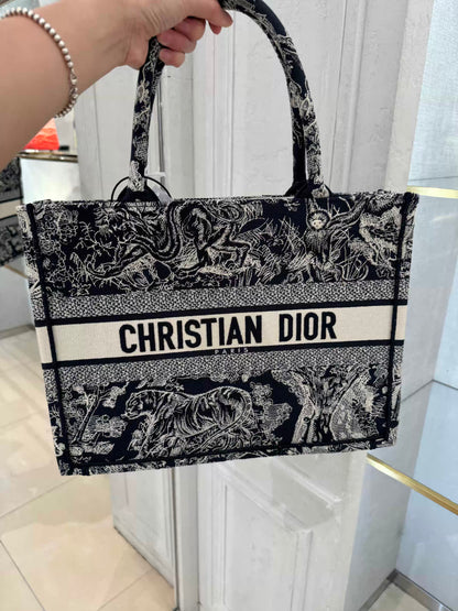 【ディオール】早い者勝ちブックトートミディアム バッグ　ロゴ