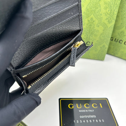 【グッチ】 個性的なデザイン 短財布 春夏限定コレクション