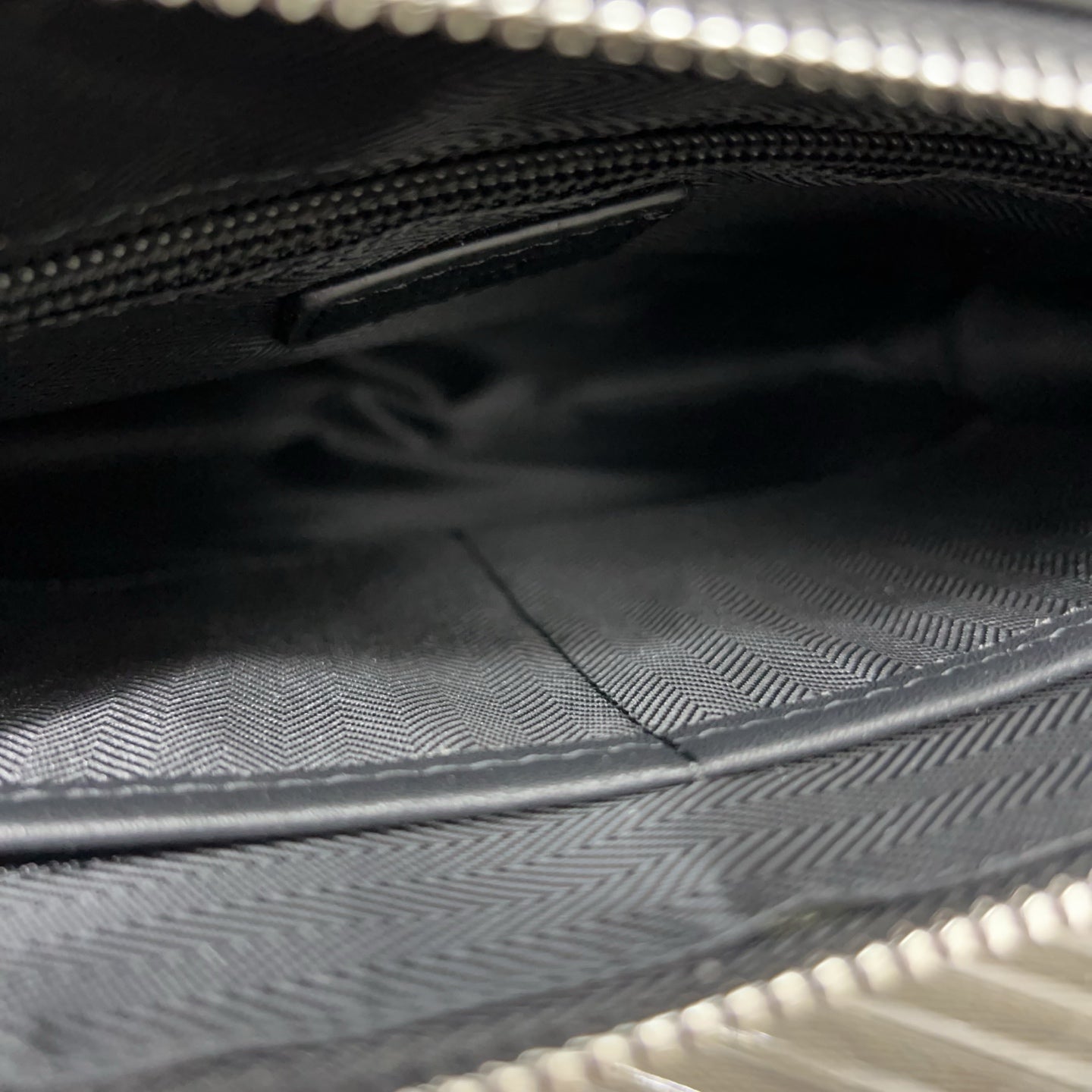 【エルメス】シンプルでエレガント ブラックレザークラッチ 大人の男性に最適