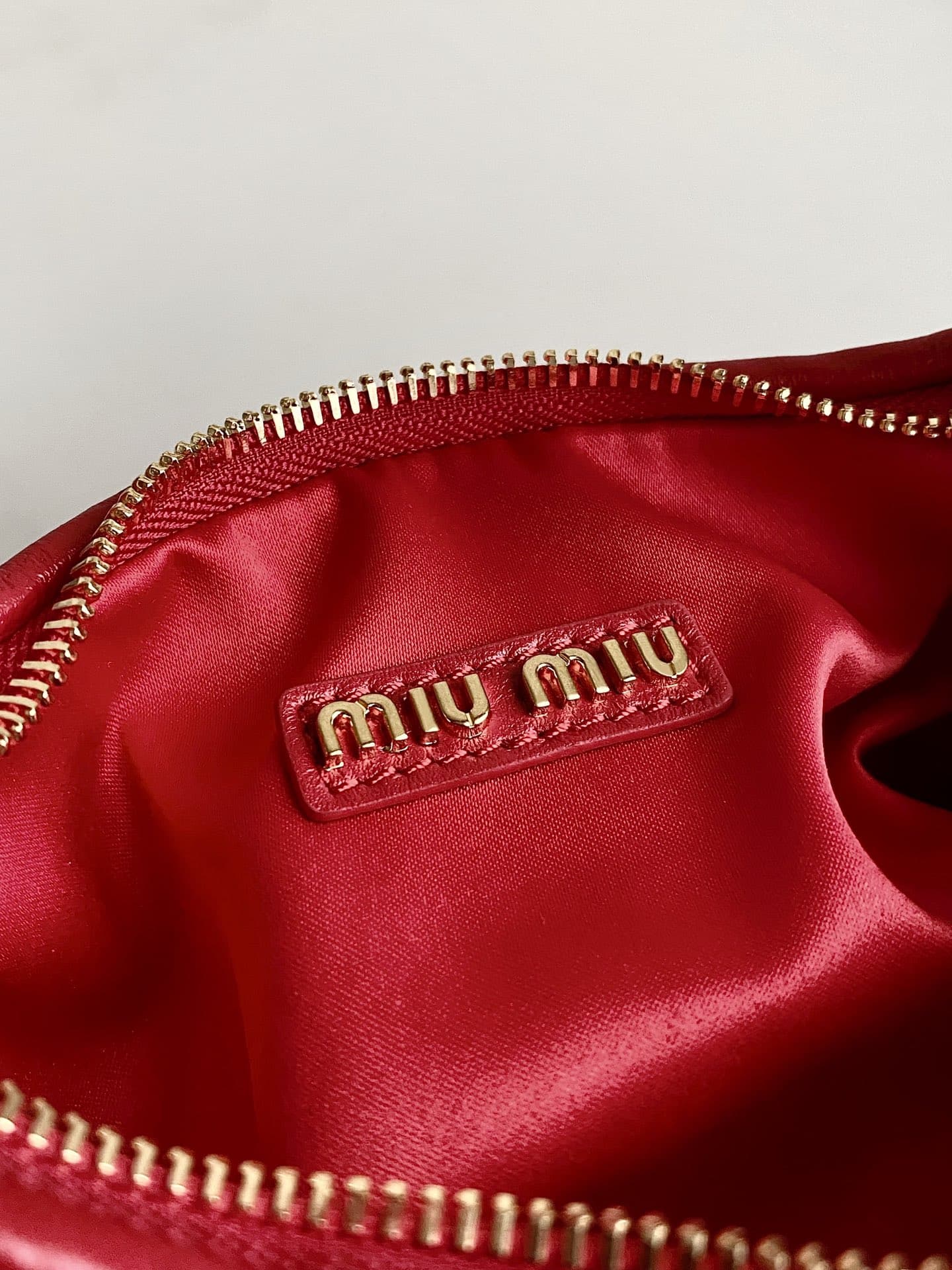 【ミュウミュウ】大人気☆ワンダー マテラッセ ホーボーバッグ5BC125