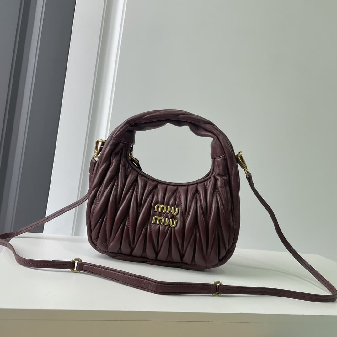 【ミュウミュウ】大人気☆ワンダー マテラッセ ホーボーバッグ5BC125