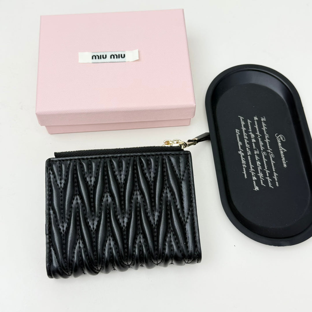 【ミュウミュウ】春夏にぴったりの実用的で絶妙な短財布3色