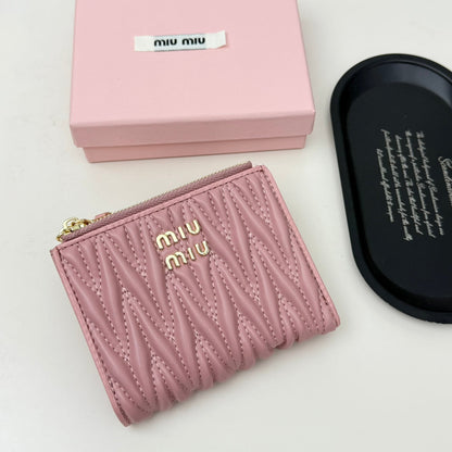 【ミュウミュウ】春夏にぴったりの実用的で絶妙な短財布3色