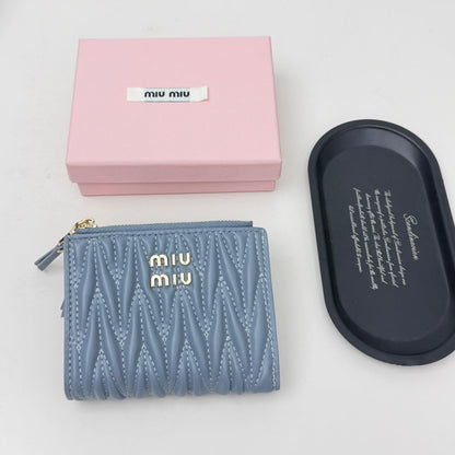 【ミュウミュウ】春夏にぴったりの実用的で絶妙な短財布3色