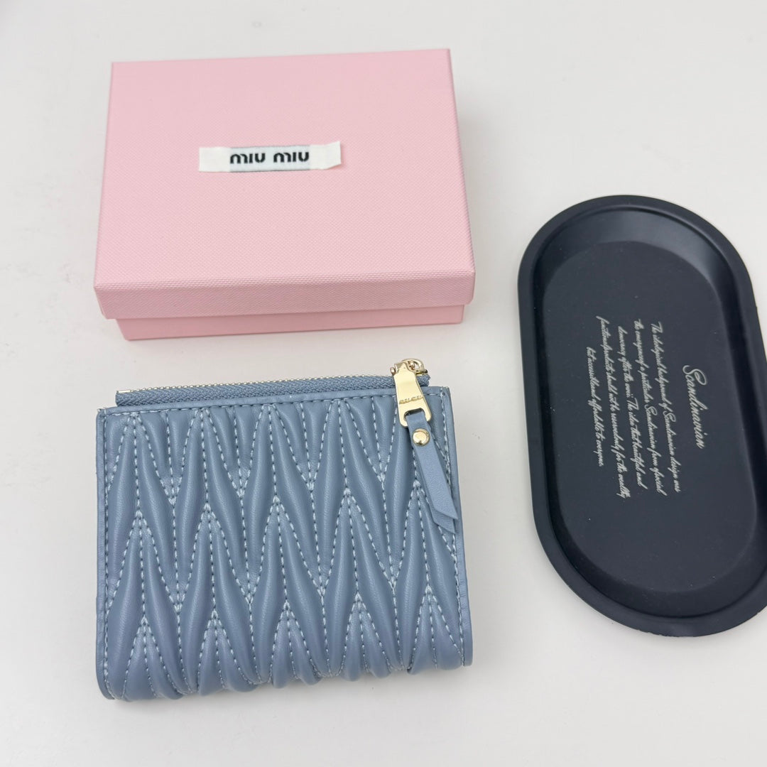 【ミュウミュウ】春夏にぴったりの実用的で絶妙な短財布3色