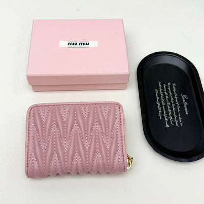 【ミュウミュウ】春夏にぴったりの実用的で絶妙な小さな財布2色