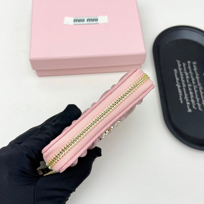 【ミュウミュウ】春夏にぴったりの実用的で絶妙な小さな財布2色