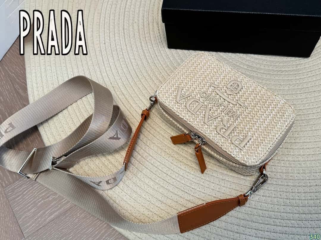 【プラダ】ラフィア素材の新作バッグ 高級感あふれるカラー展開