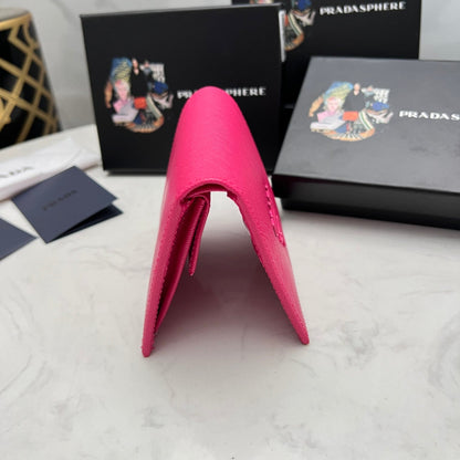 【プラダ】サフィアーノ素材使用 新作レディースミニ財布 在庫わずか