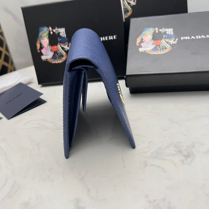 【プラダ】新作短財布 サフィアーノレザーの質感が魅力 5色