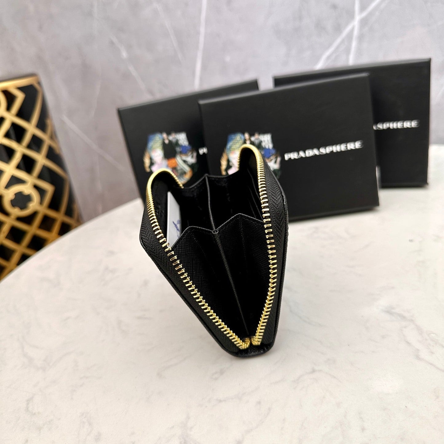 【プラダ】アイコニックな三角プレート付き 小さなジップ財布 春の新作