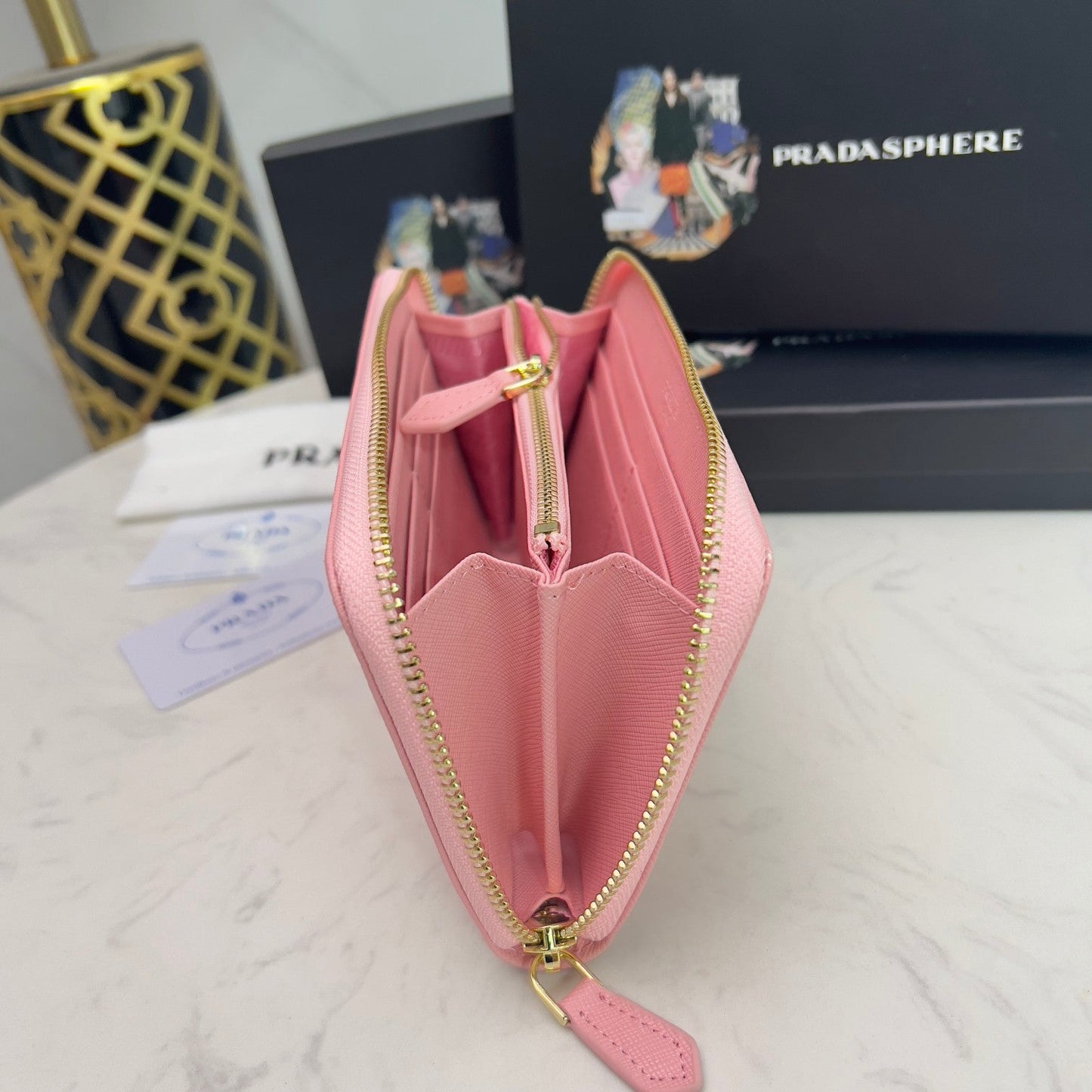 【プラダ】スマートな収納と高級感を両立 定番ロングウォレット