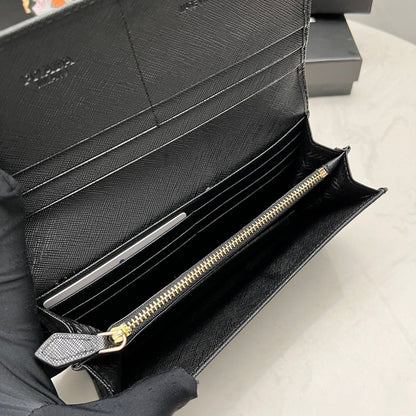 【プラダ】美しさと機能性を兼ね備えたフラップ长財布 今季注目