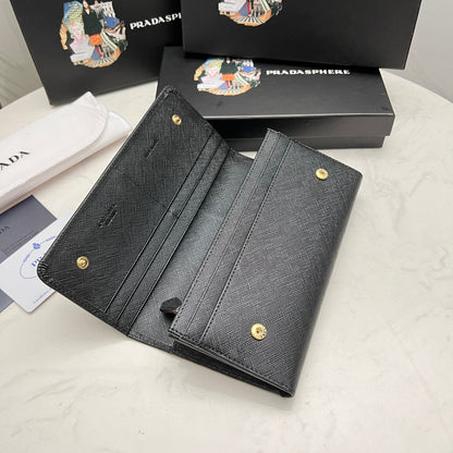 【プラダ】美しさと機能性を兼ね備えたフラップ长財布 今季注目