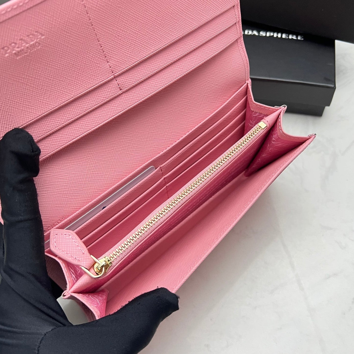 【プラダ】シンプル＆モダン サフィアーノレザーの新定番 今だけ特価