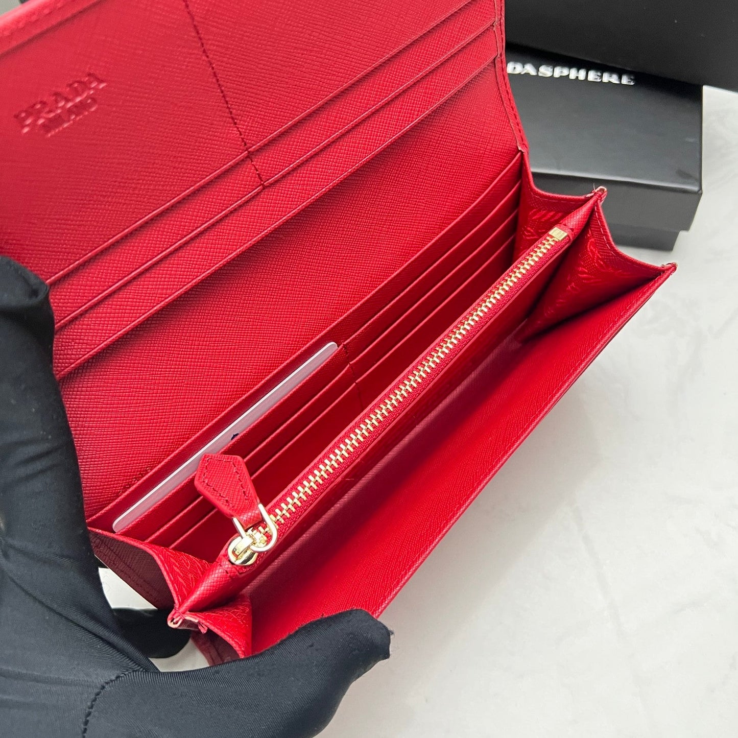 【プラダ】シンプル＆モダン サフィアーノレザーの新定番 今だけ特価