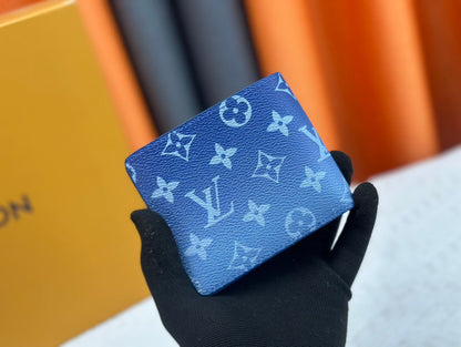 【ルイヴィトン】多機能長財布とクラシック短財布 フラワーモチーフが目を引く