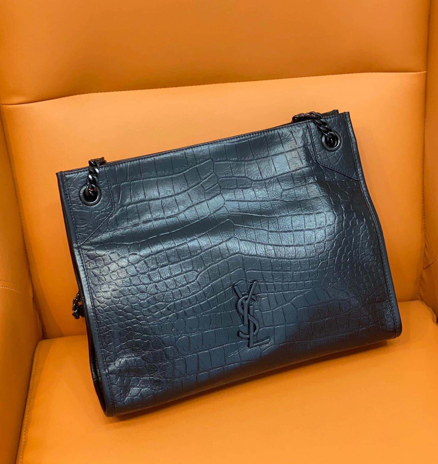 【サンローラン】話題のNikiクロコ型押しバッグ 実用性とデザイン性を両立