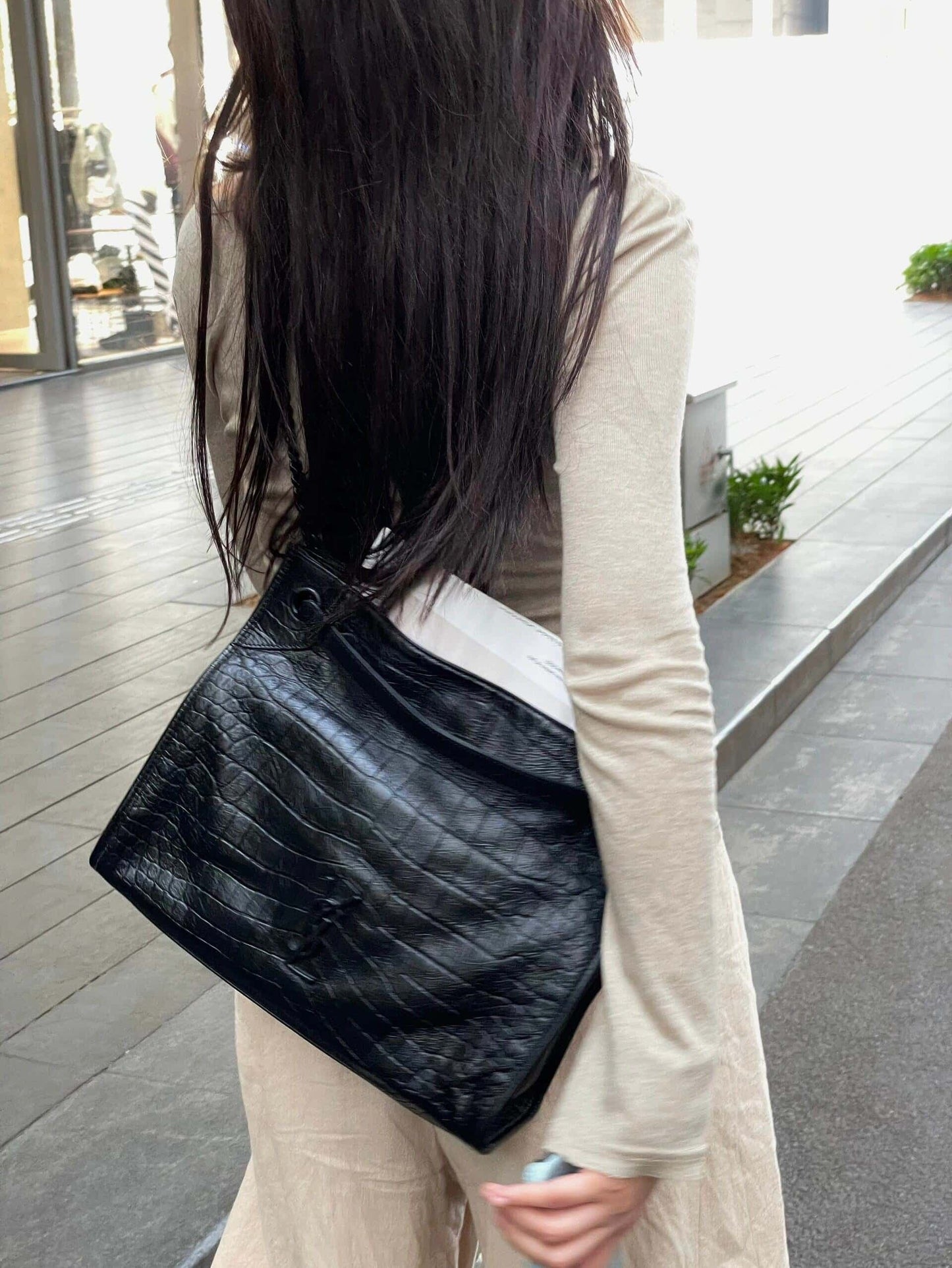 【サンローラン】話題のNikiクロコ型押しバッグ 実用性とデザイン性を両立