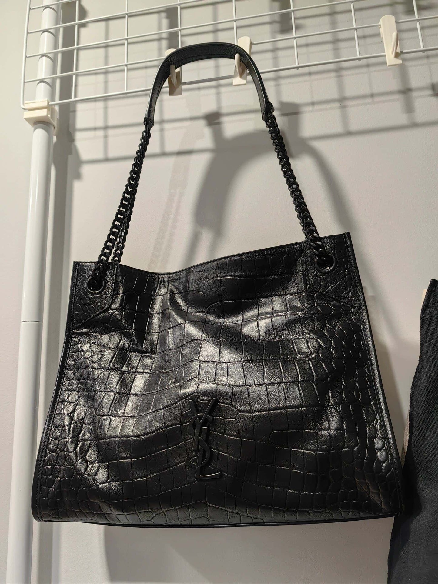 【サンローラン】話題のNikiクロコ型押しバッグ 実用性とデザイン性を両立